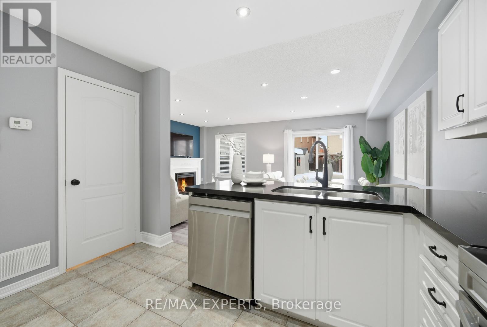 43 Carter Street, Bradford West Gwillimbury, Ontario  L3Z 0C1 - Photo 8 - N12778922