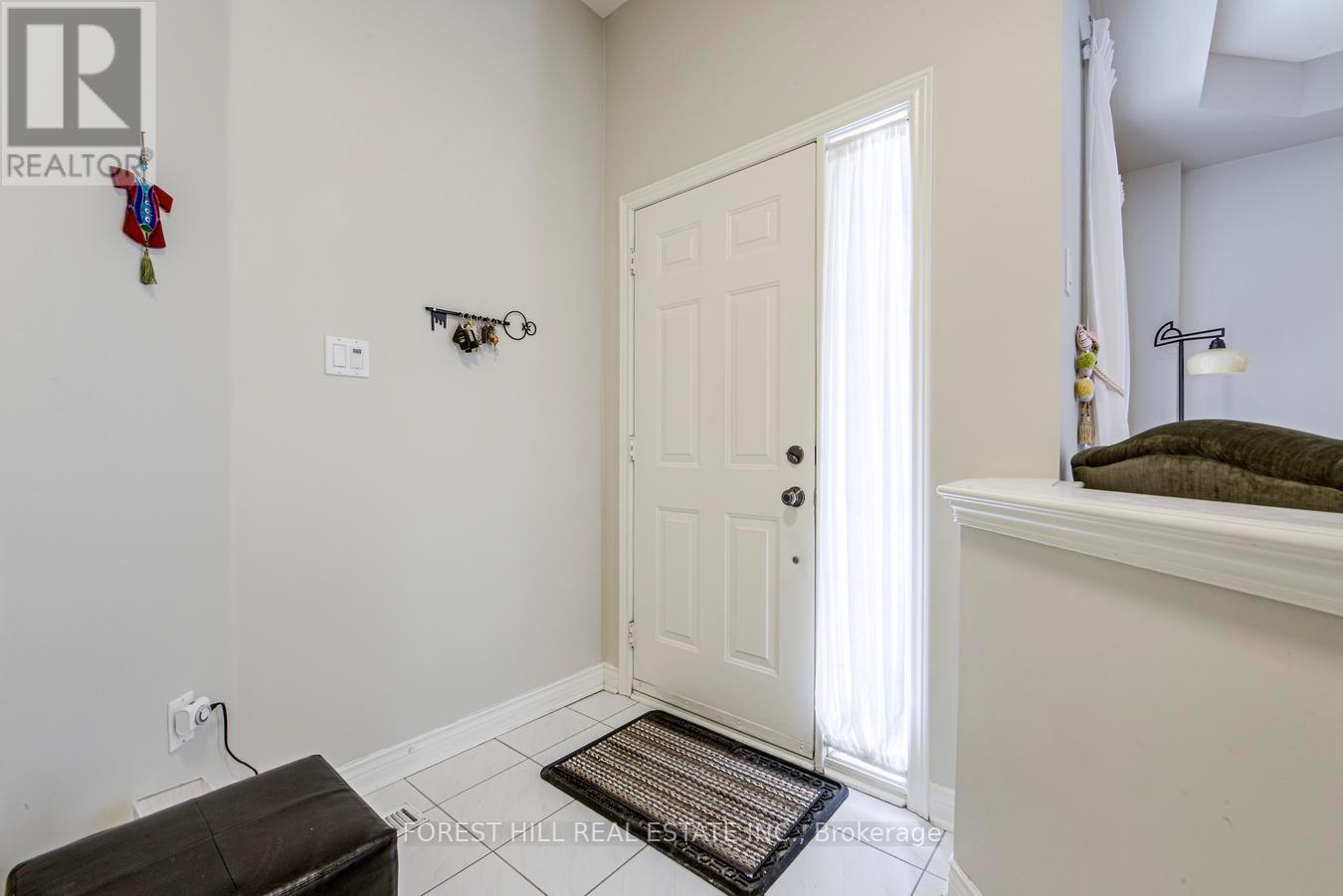 38 Thornbush Court, Richmond Hill, Ontario  L4S 1Z7 - Photo 2 - N12779140