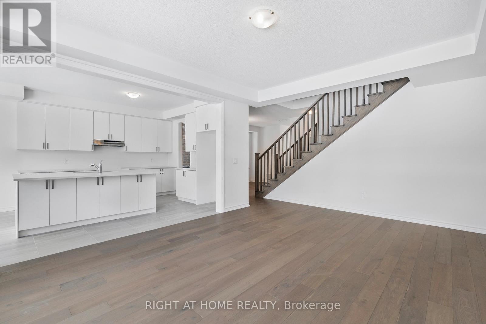 8 Daisy Street, Springwater (Midhurst), Ontario  L9X 2C5 - Photo 7 - S12779090