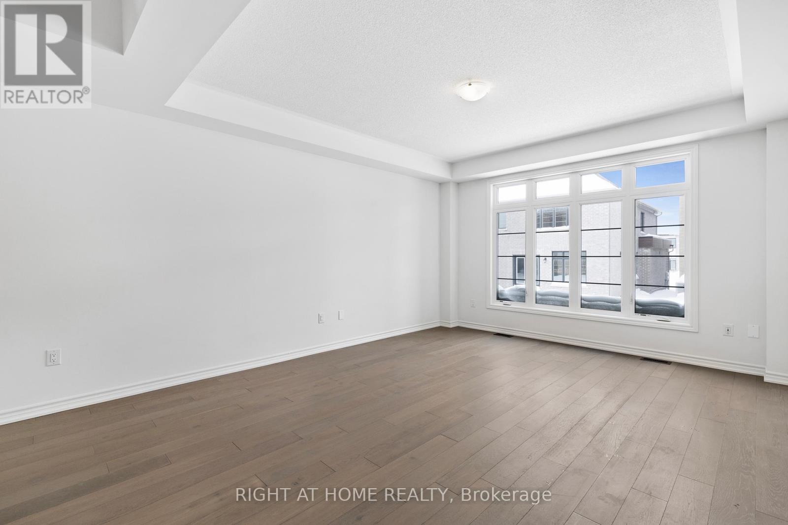 8 Daisy Street, Springwater (Midhurst), Ontario  L9X 2C5 - Photo 8 - S12779090