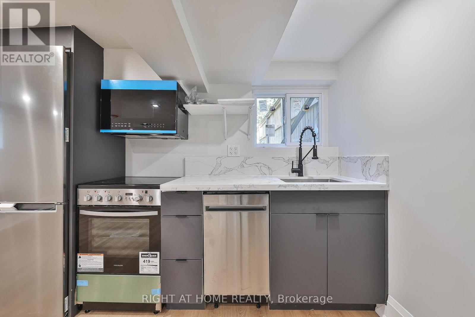 Lower - 248 Garden Avenue, Toronto, Ontario  M6R 1J3 - Photo 11 - W12778910