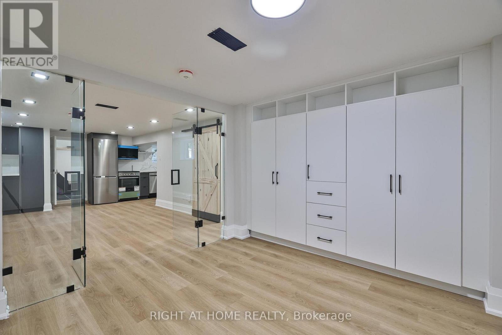 Lower - 248 Garden Avenue, Toronto, Ontario  M6R 1J3 - Photo 8 - W12778910