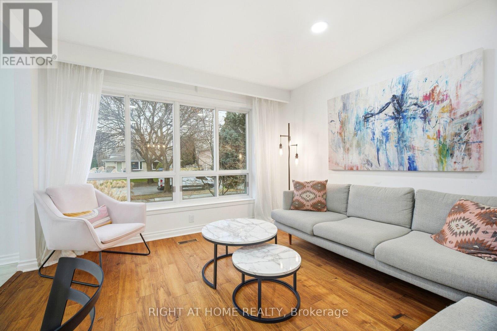 423 Melores Drive, Burlington, Ontario  L7L 4V3 - Photo 10 - W12779054