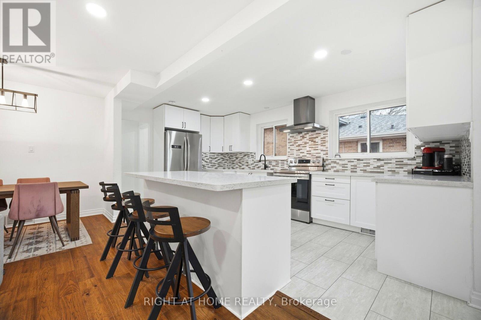 423 Melores Drive, Burlington, Ontario  L7L 4V3 - Photo 12 - W12779054