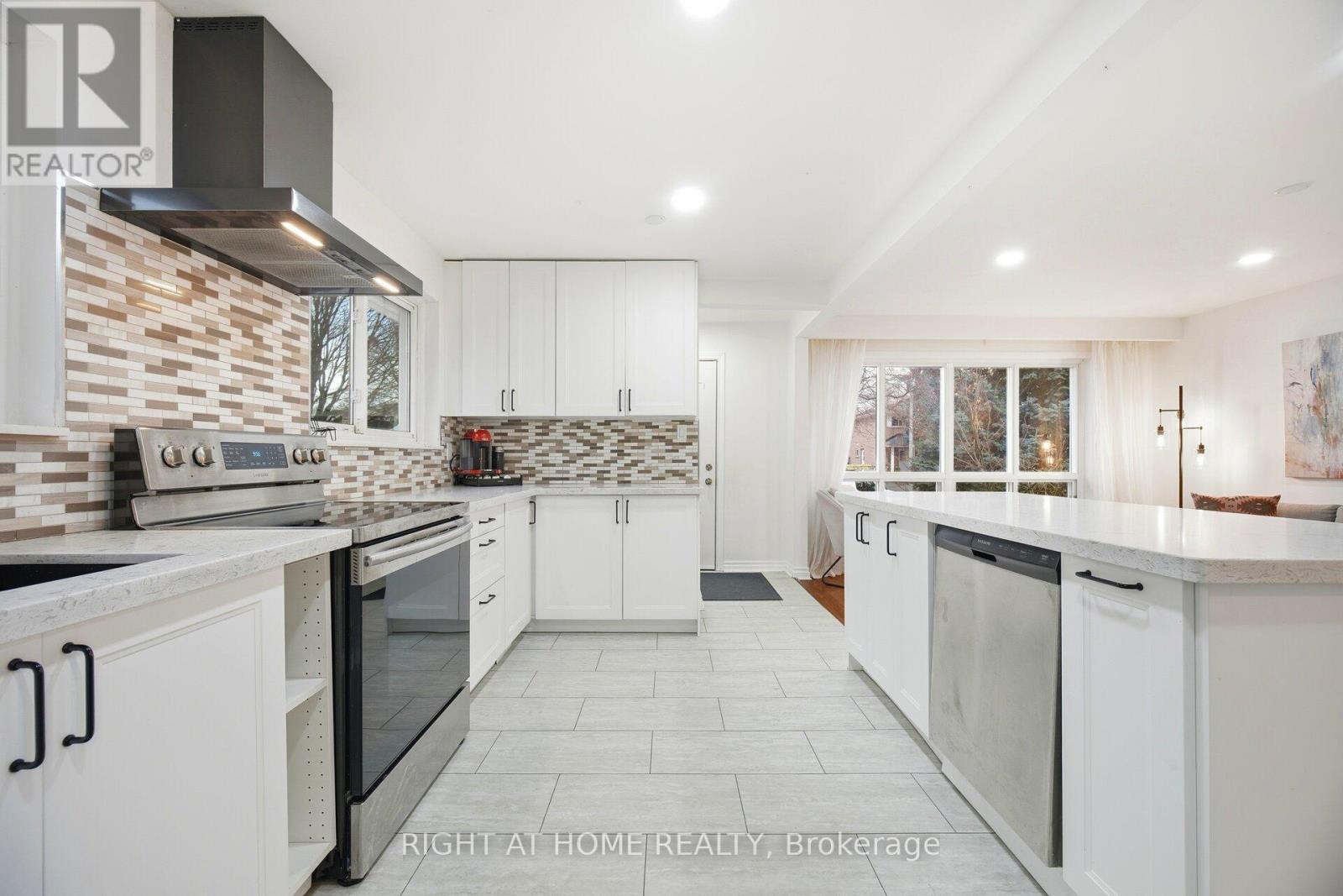 423 Melores Drive, Burlington, Ontario  L7L 4V3 - Photo 13 - W12779054