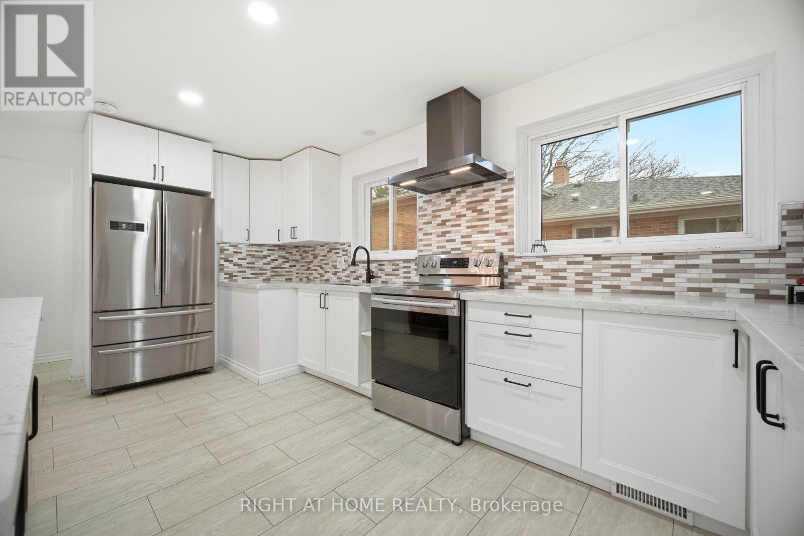 423 Melores Drive, Burlington, Ontario  L7L 4V3 - Photo 14 - W12779054