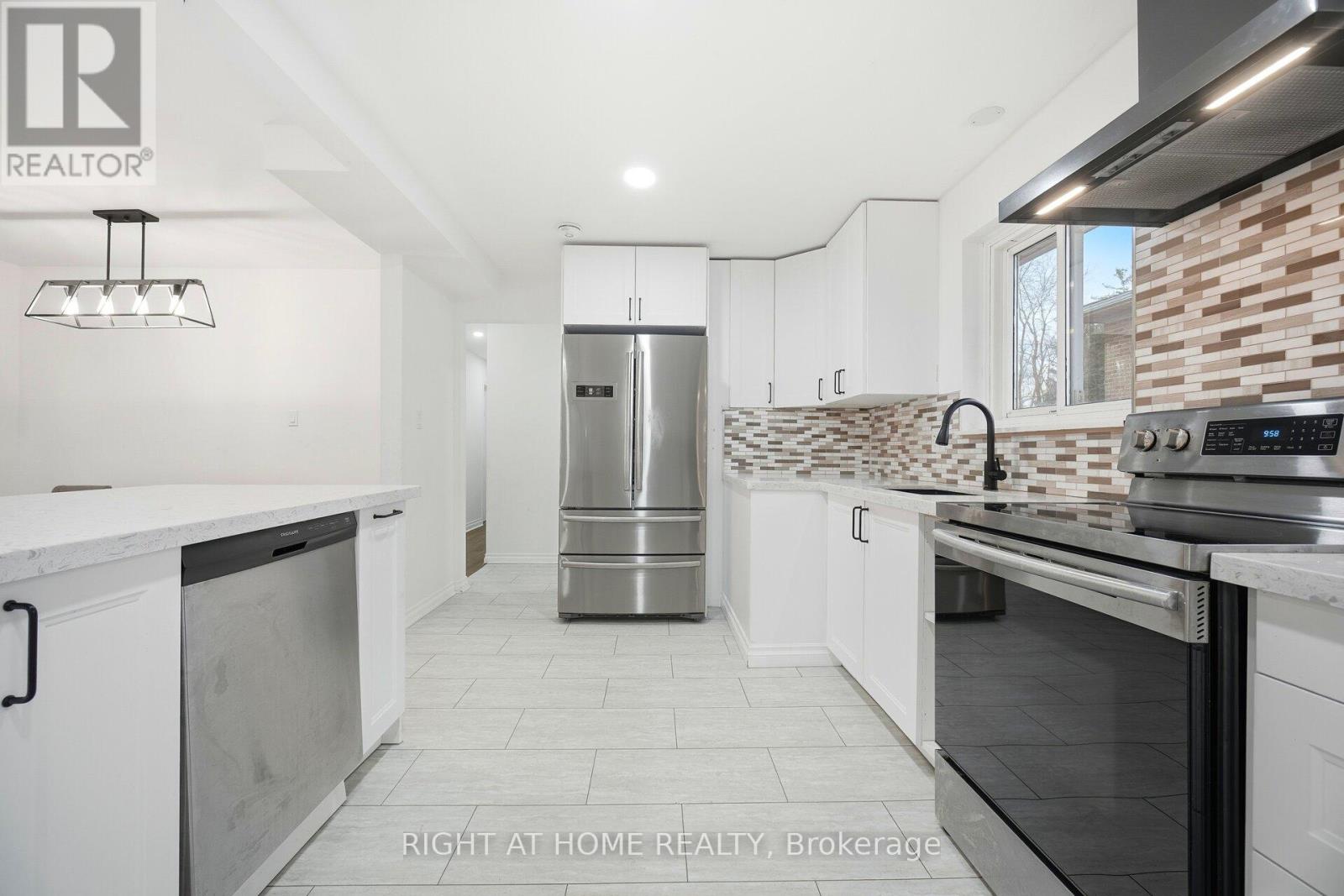 423 Melores Drive, Burlington, Ontario  L7L 4V3 - Photo 15 - W12779054