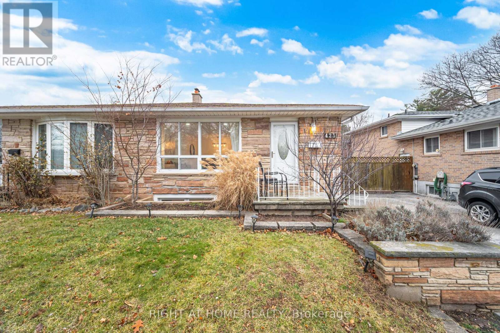 423 Melores Drive, Burlington, Ontario  L7L 4V3 - Photo 2 - W12779054