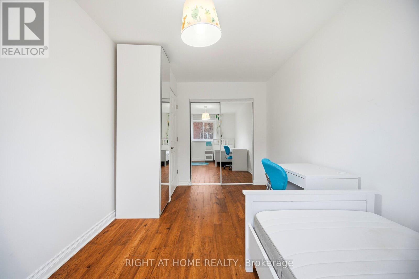 423 Melores Drive, Burlington, Ontario  L7L 4V3 - Photo 23 - W12779054