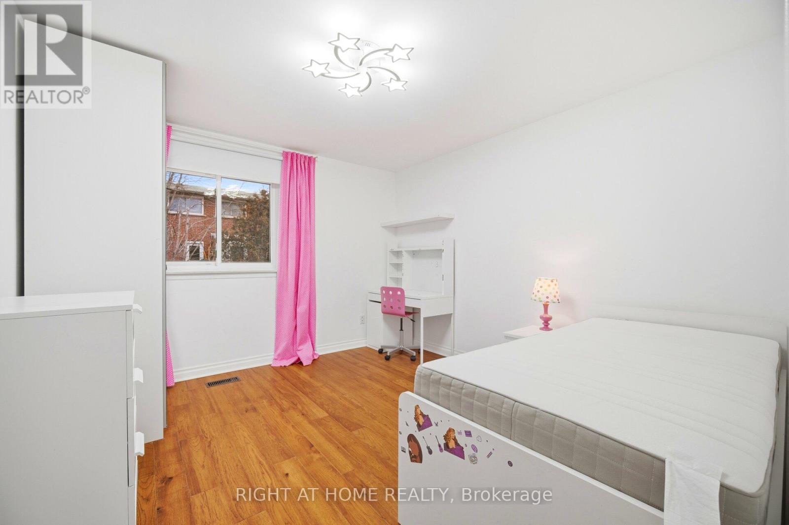 423 Melores Drive, Burlington, Ontario  L7L 4V3 - Photo 24 - W12779054