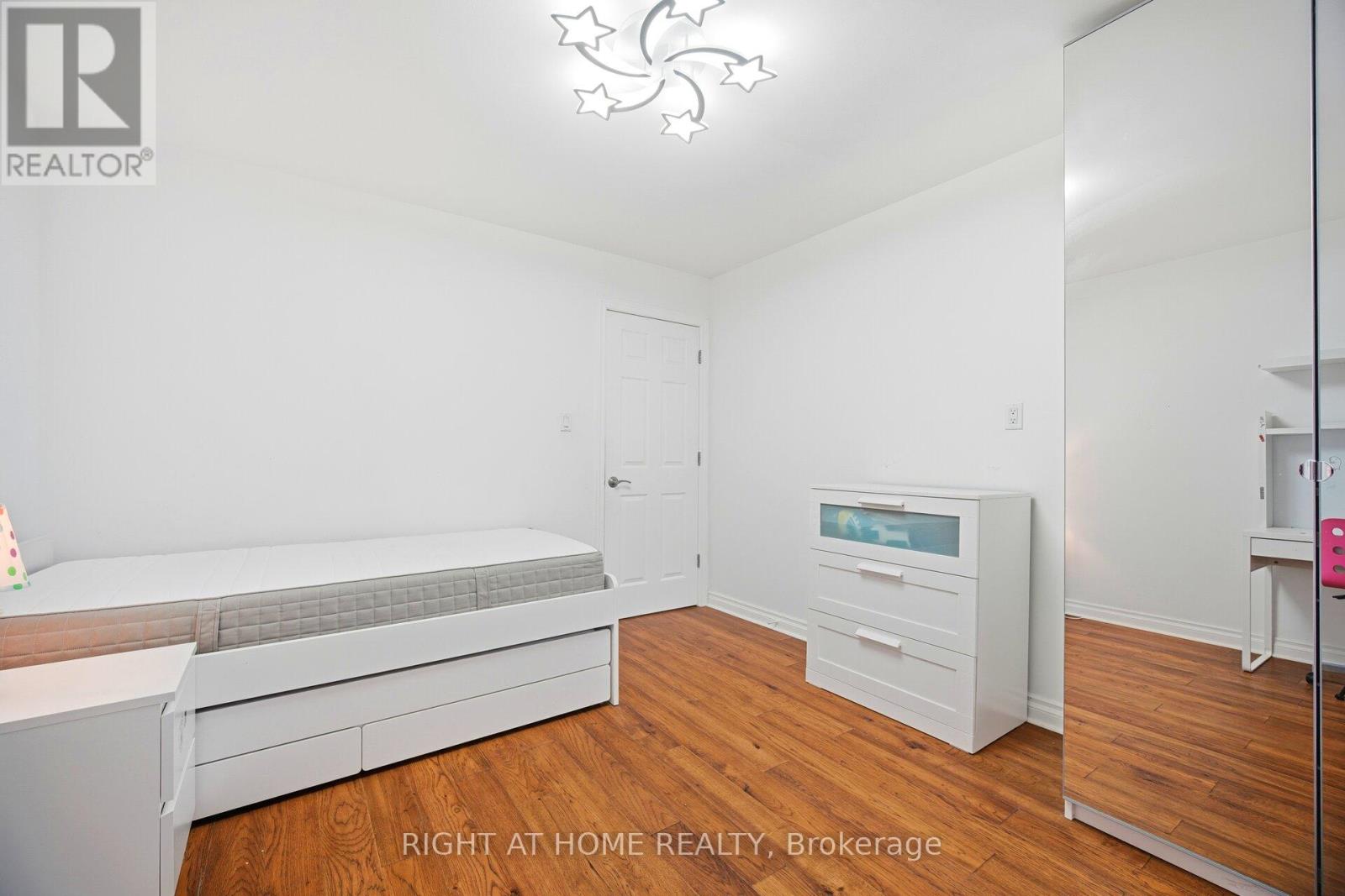 423 Melores Drive, Burlington, Ontario  L7L 4V3 - Photo 25 - W12779054