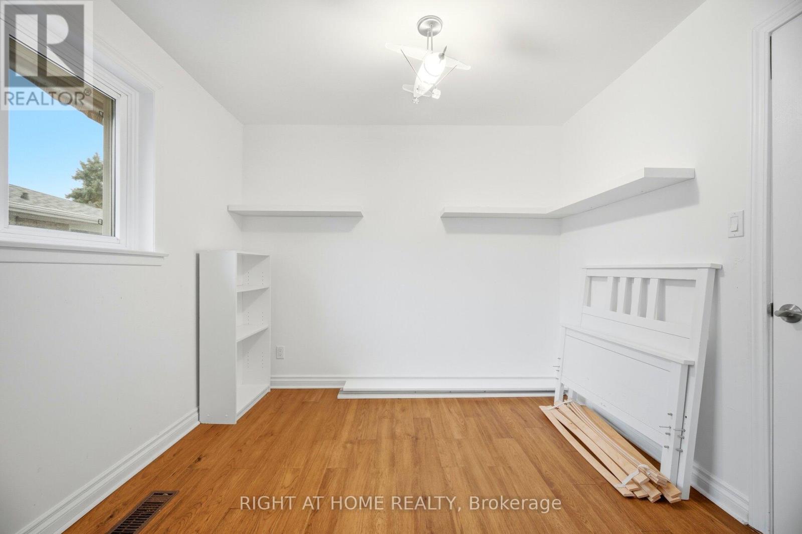 423 Melores Drive, Burlington, Ontario  L7L 4V3 - Photo 26 - W12779054