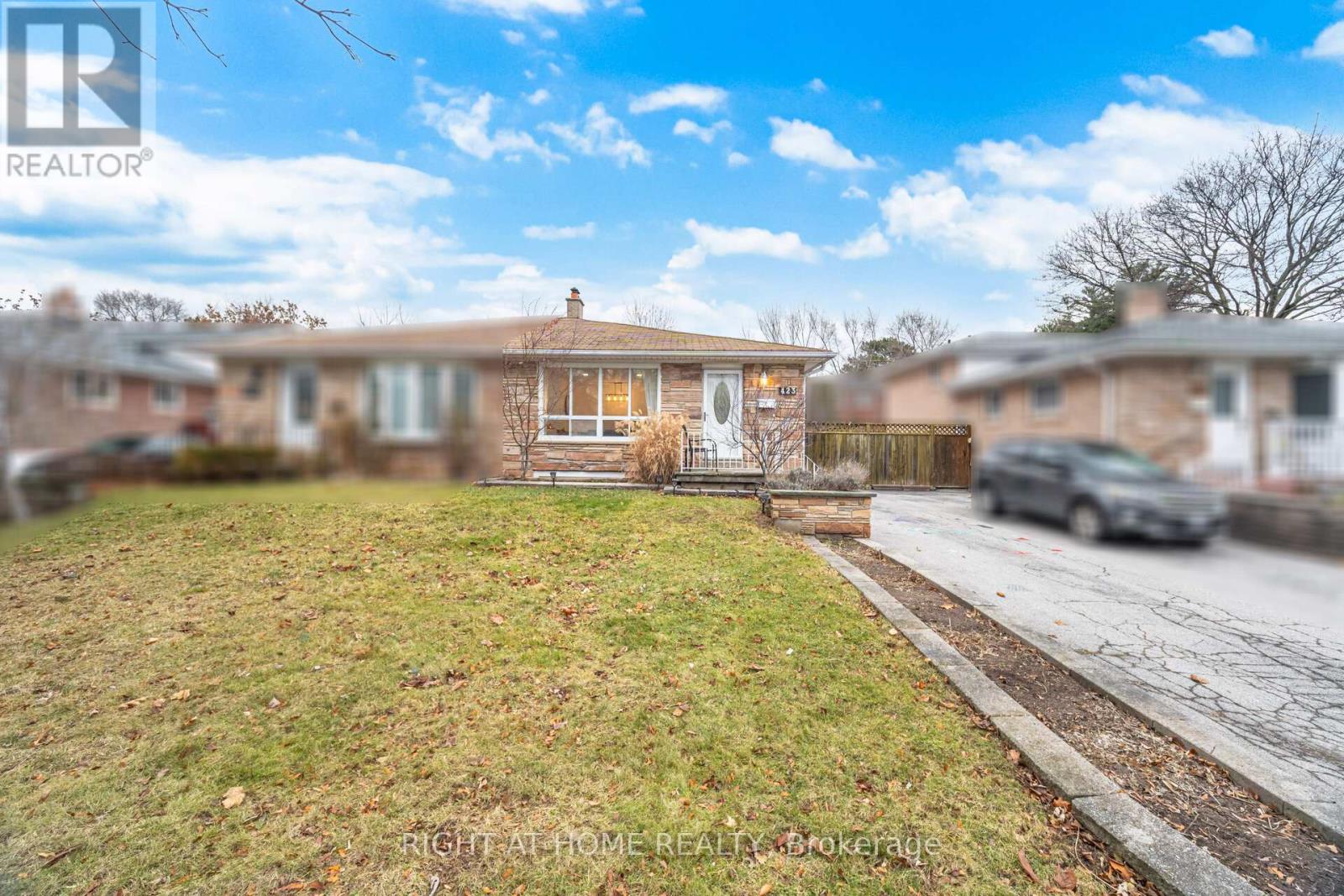 423 Melores Drive, Burlington, Ontario  L7L 4V3 - Photo 3 - W12779054