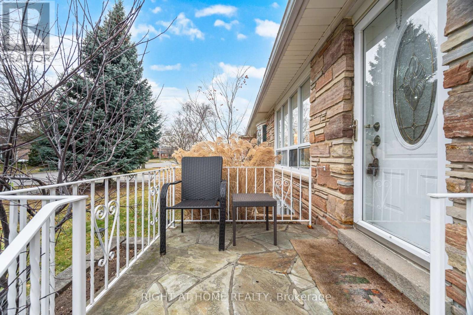 423 Melores Drive, Burlington, Ontario  L7L 4V3 - Photo 7 - W12779054