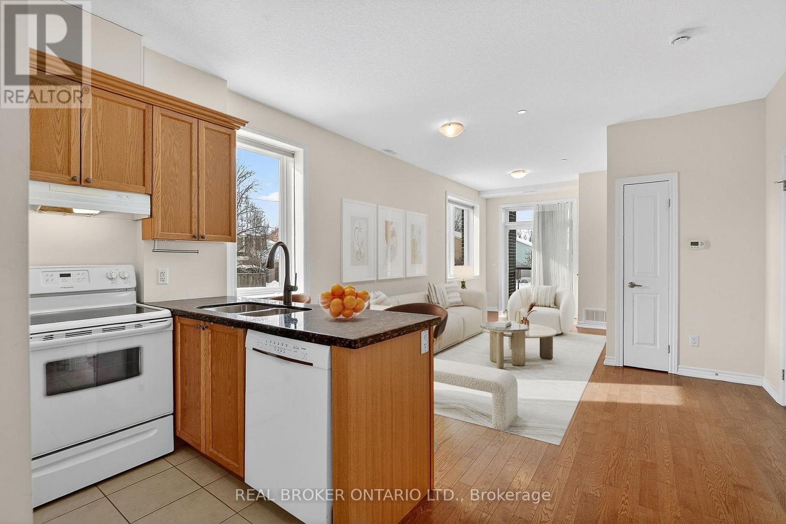 102 - 95 Wilson Street W, Hamilton, Ontario  L8L 5C4 - Photo 4 - X12779028