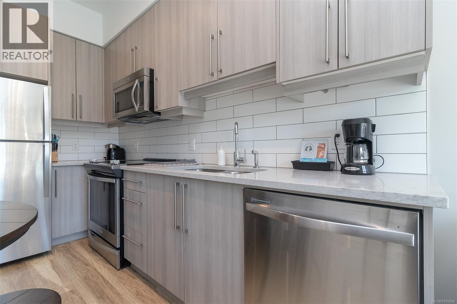 210 595 Pandora Ave, Victoria, British Columbia  V8W 1N5 - Photo 4 - 1025654