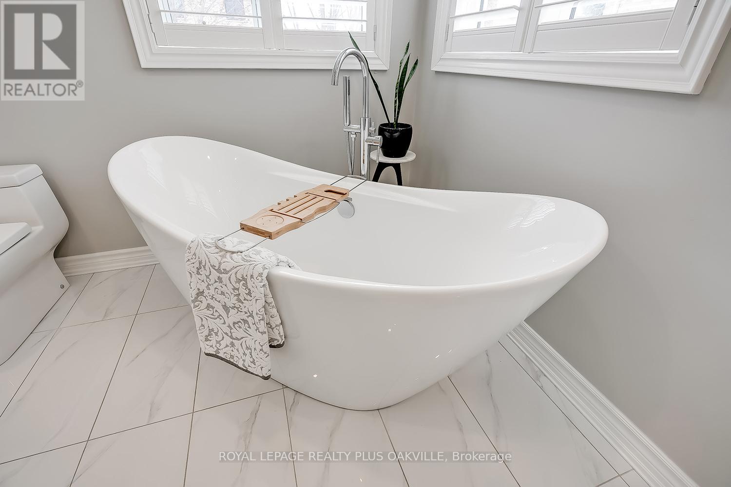 2083 Jaguar Lane, Oakville (Wm Westmount), Ontario  L6M 4R5 - Photo 33 - W12778662