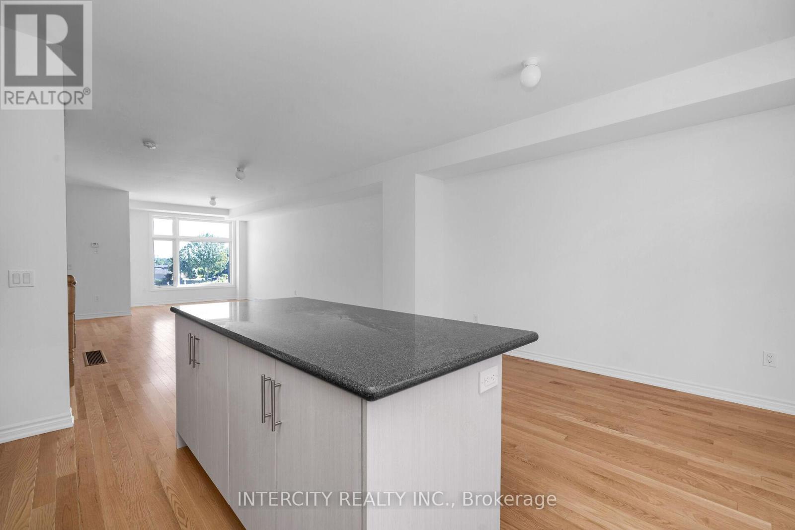 8 Radisson Street, Vaughan, Ontario  L4H 5J3 - Photo 9 - N12779260