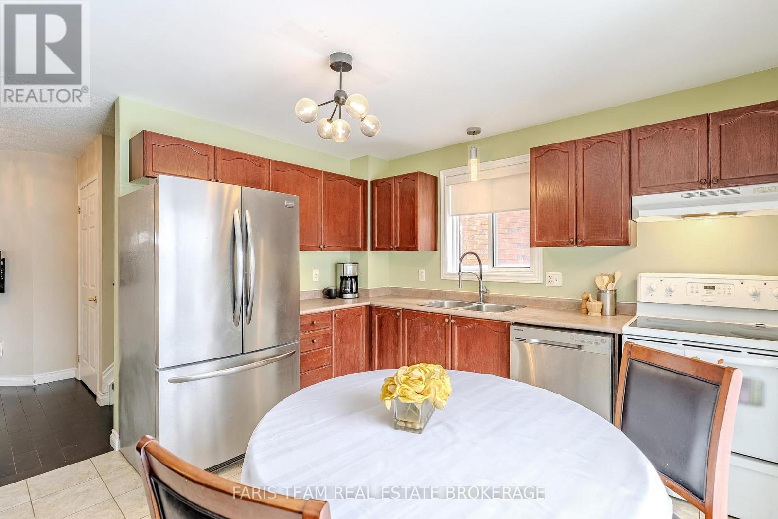 30 Coronation Parkway, Barrie (Innis-Shore), Ontario  L4M 7J8 - Photo 5 - S12779314