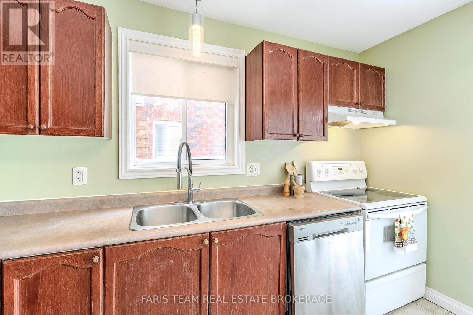 30 Coronation Parkway, Barrie (Innis-Shore), Ontario  L4M 7J8 - Photo 6 - S12779314