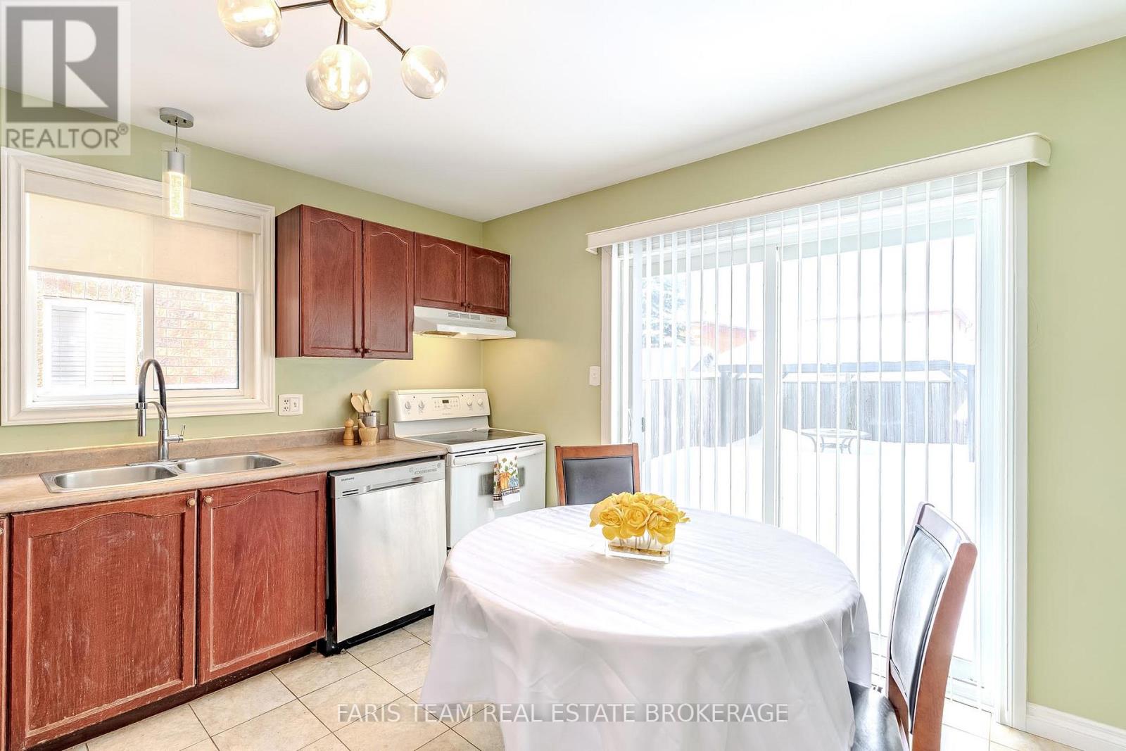 30 Coronation Parkway, Barrie (Innis-Shore), Ontario  L4M 7J8 - Photo 7 - S12779314