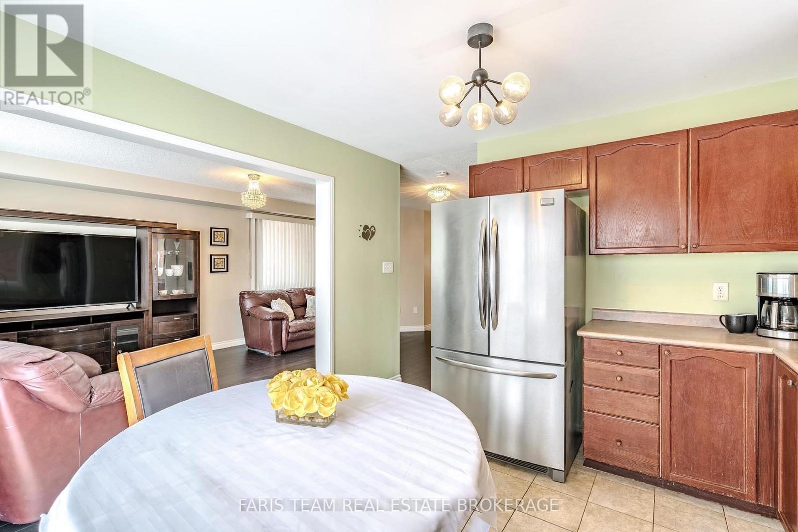 30 Coronation Parkway, Barrie (Innis-Shore), Ontario  L4M 7J8 - Photo 9 - S12779314