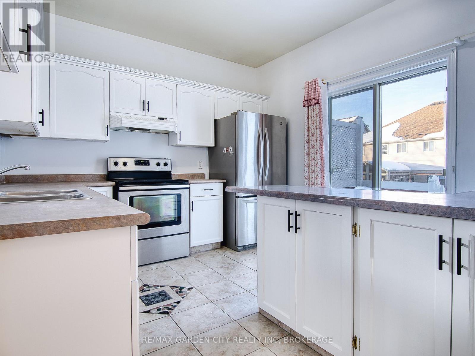 11 Cozocar Crescent, St. Catharines (Rykert/vansickle), Ontario  L2S 3Y5 - Photo 14 - X12779496