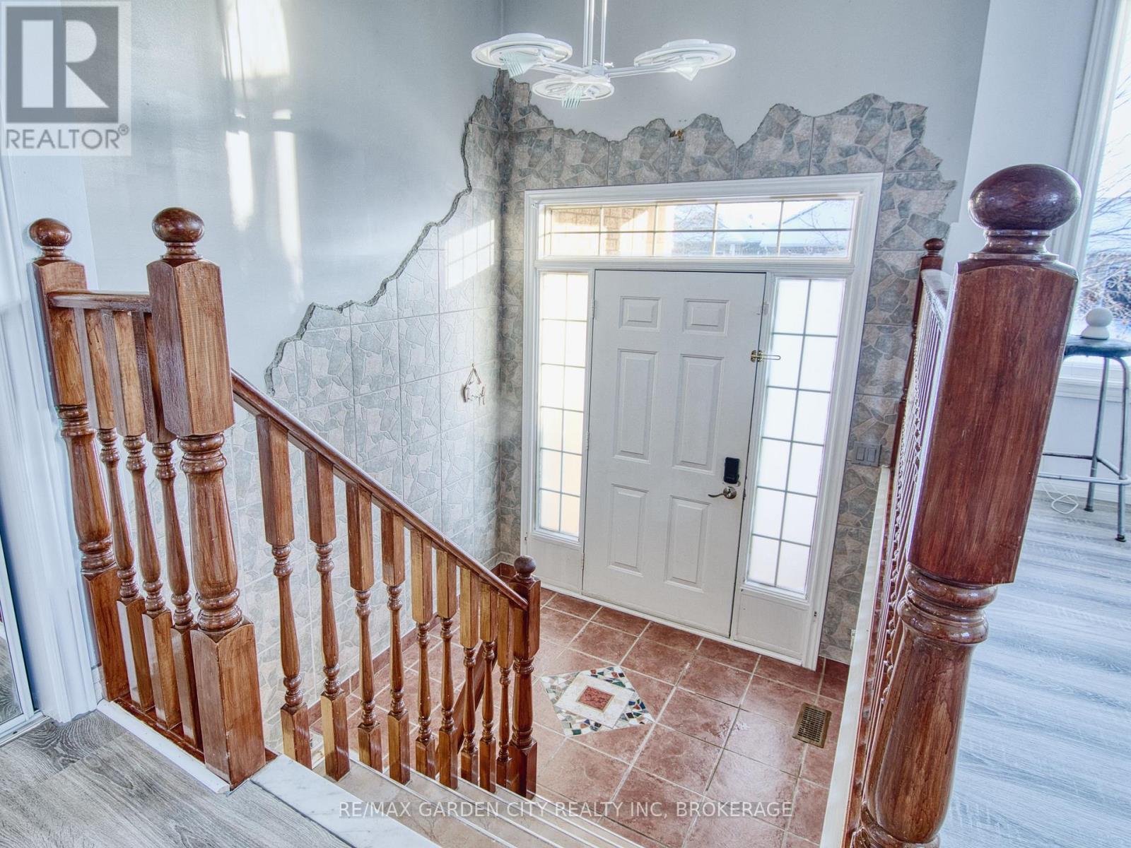 11 Cozocar Crescent, St. Catharines (Rykert/vansickle), Ontario  L2S 3Y5 - Photo 5 - X12779496