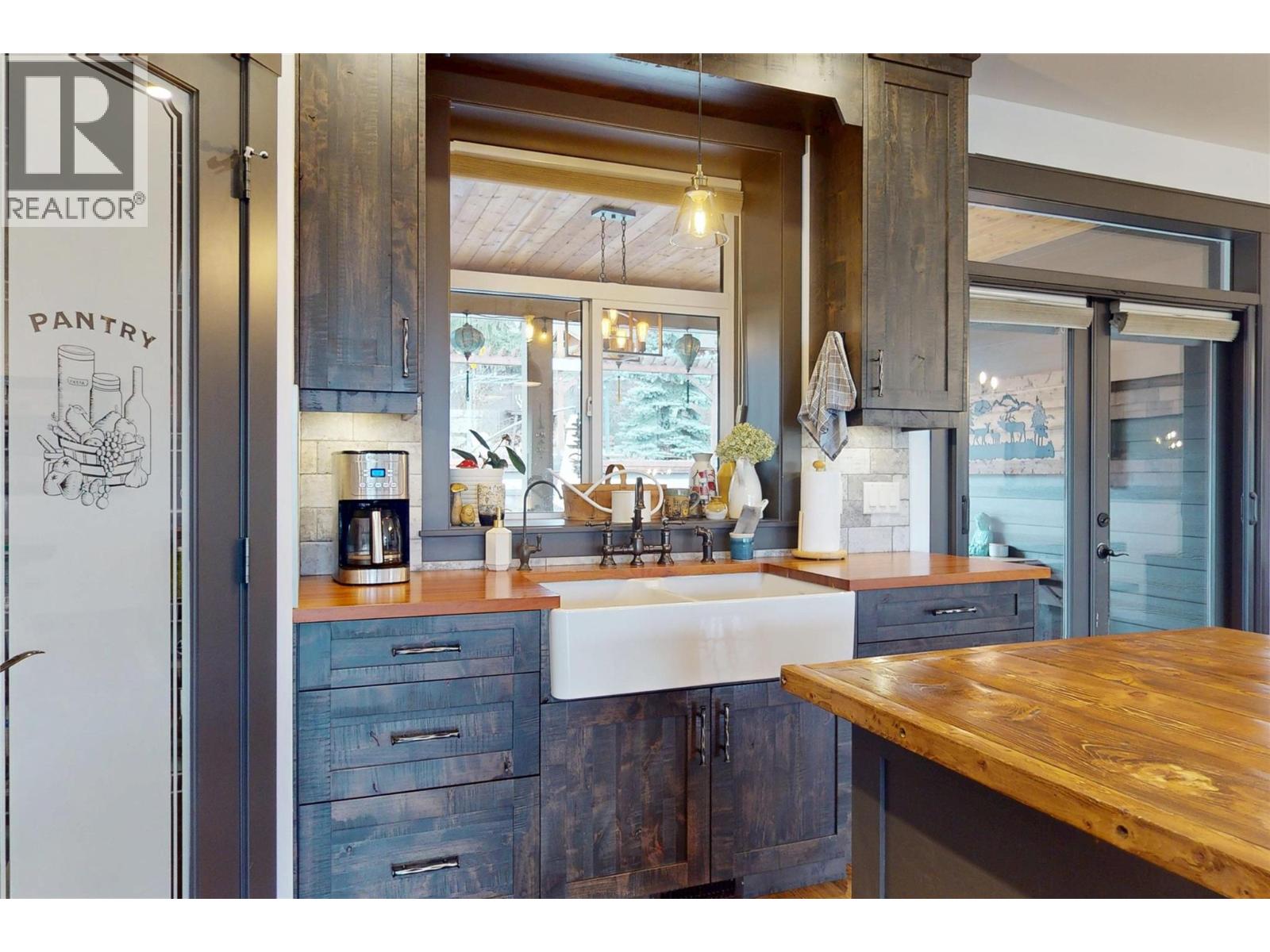 2058 Grandview Avenue, Lumby, British Columbia  V0E 2G0 - Photo 15 - 10373972