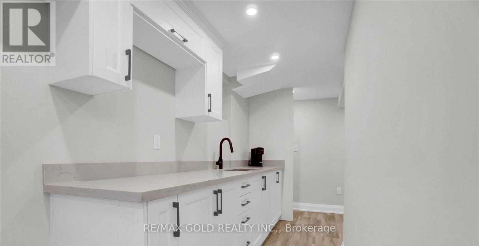 2404 Maryvale Court, Burlington, Ontario  L7P 2P2 - Photo 23 - W12779386