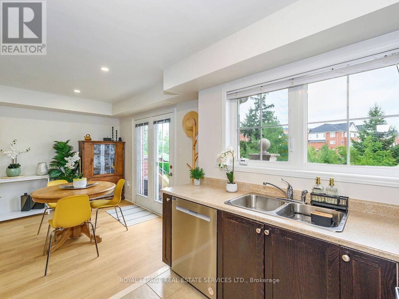 Unit 12 - 19 Hays Boulevard, Oakville, Ontario  L6H 0H8 - Photo 6 - W12779516