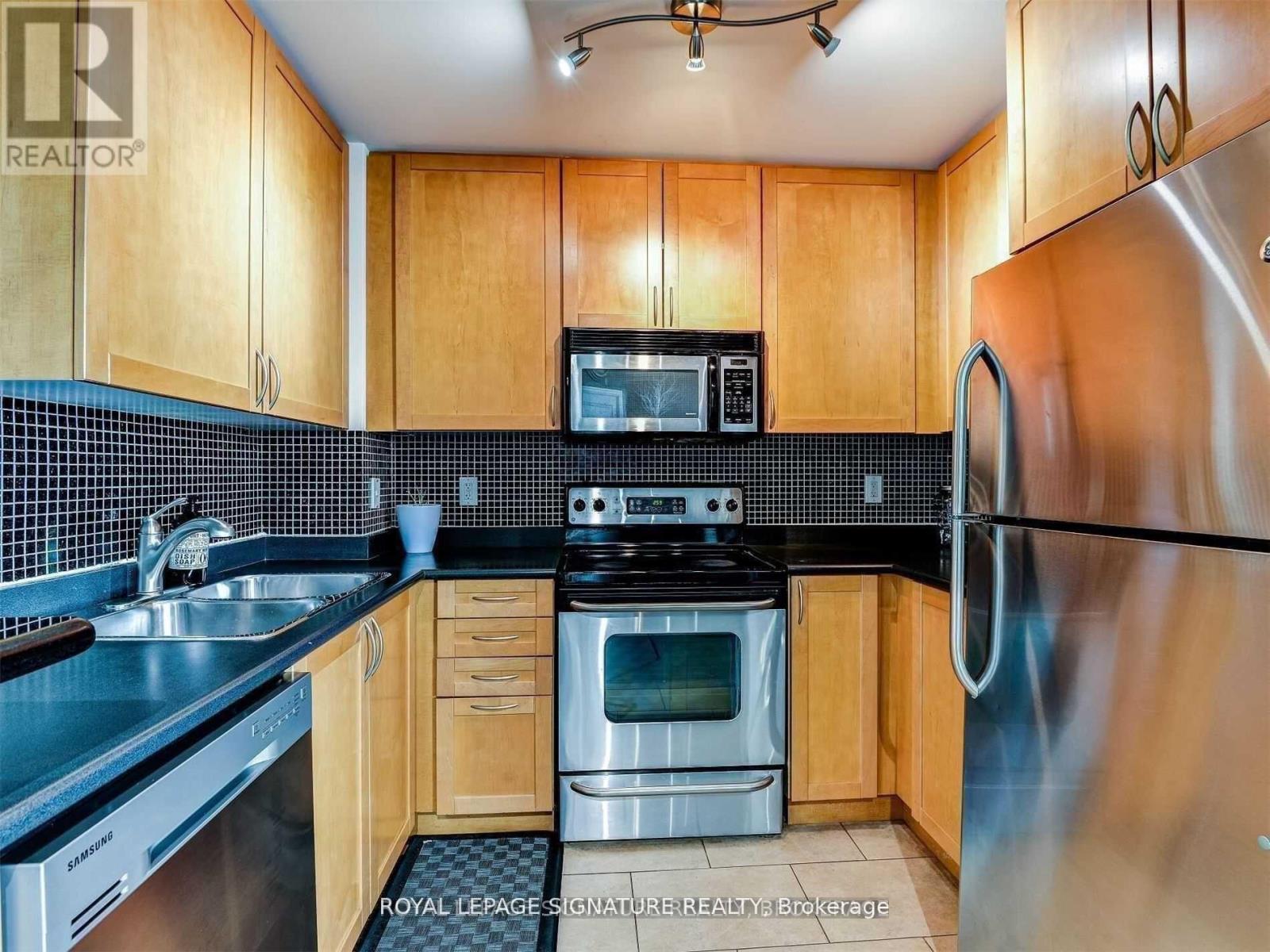 1002 - 220 Burnhamthorpe Road, Mississauga, Ontario  L5B 4N4 - Photo 9 - W12779526