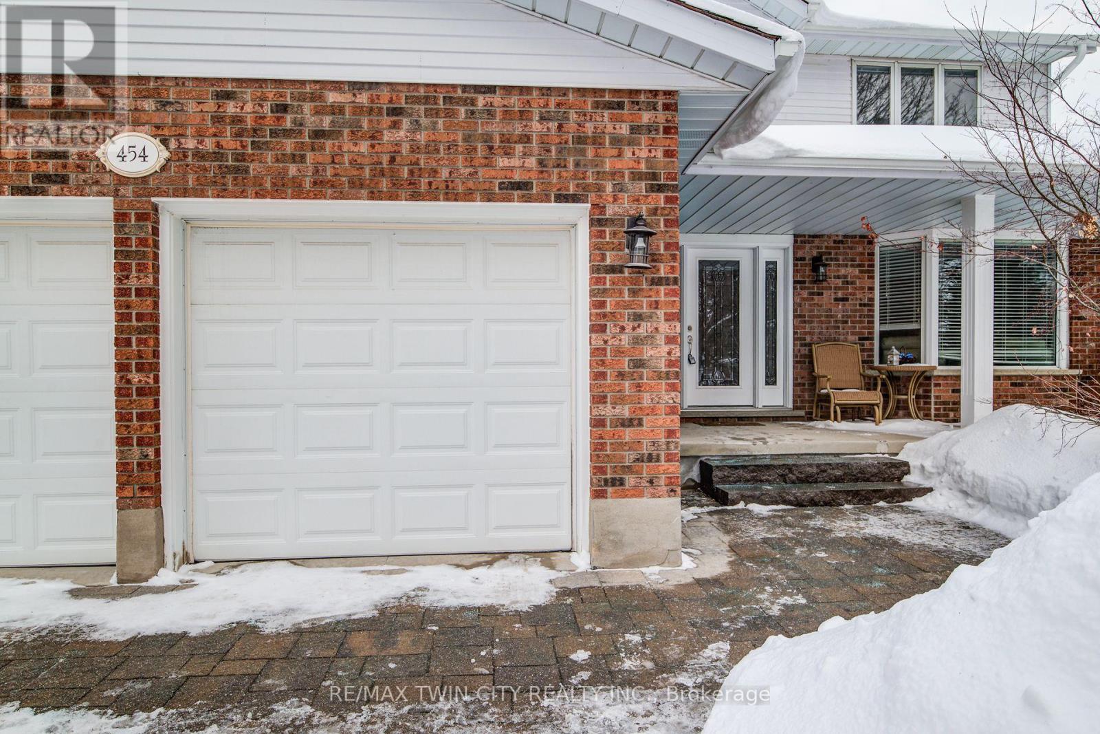 454 Kingsford Place, Waterloo, Ontario  N2T 1K9 - Photo 2 - X12779588