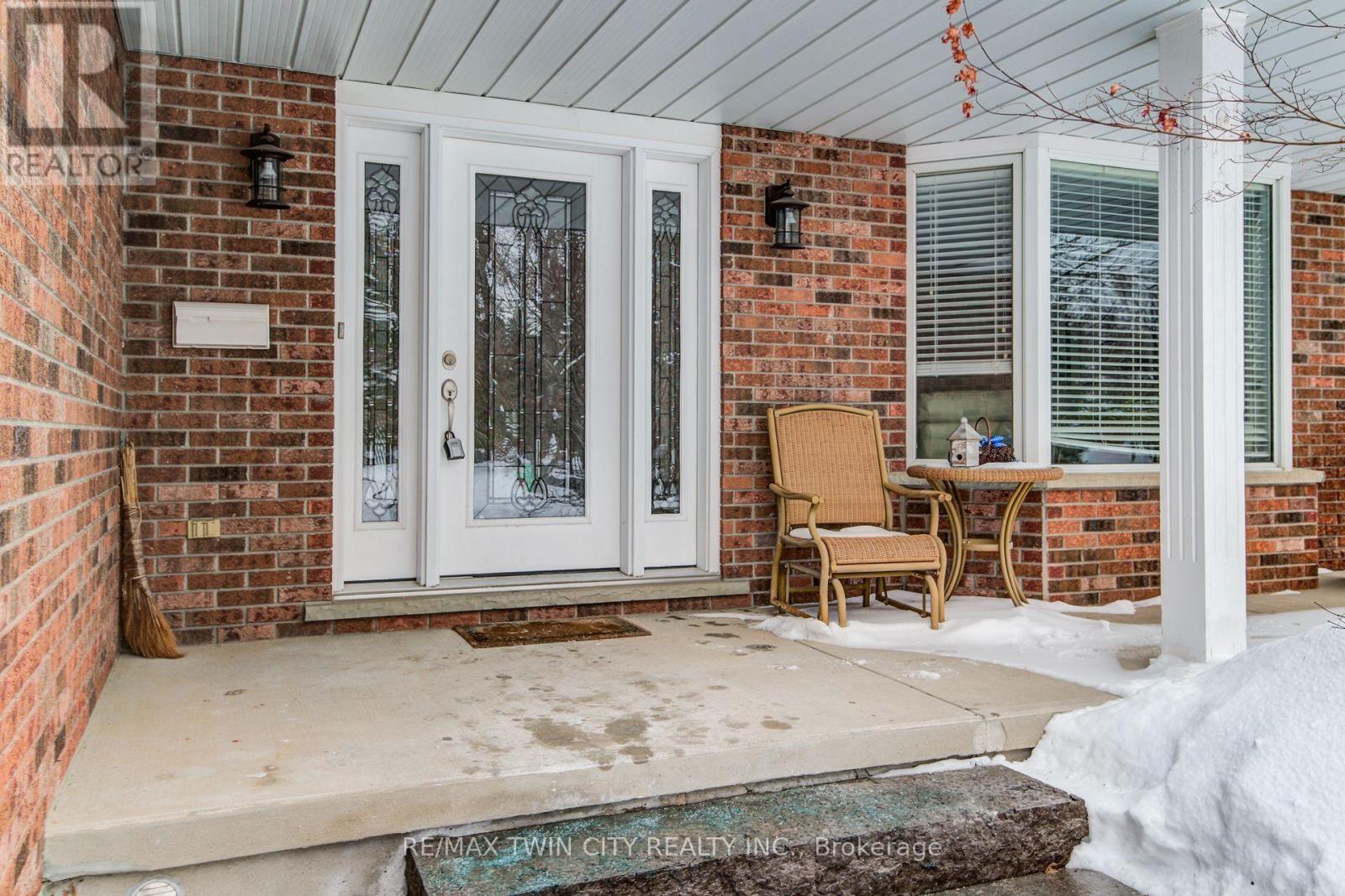 454 Kingsford Place, Waterloo, Ontario  N2T 1K9 - Photo 3 - X12779588