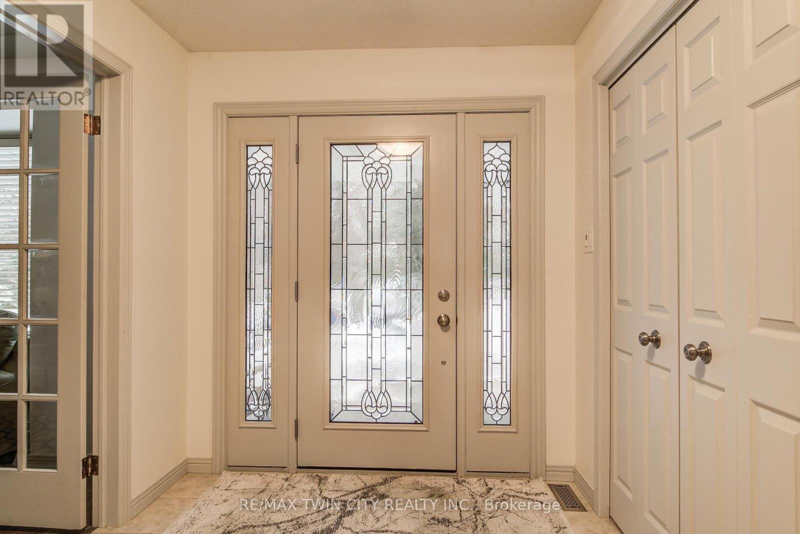 454 Kingsford Place, Waterloo, Ontario  N2T 1K9 - Photo 4 - X12779588