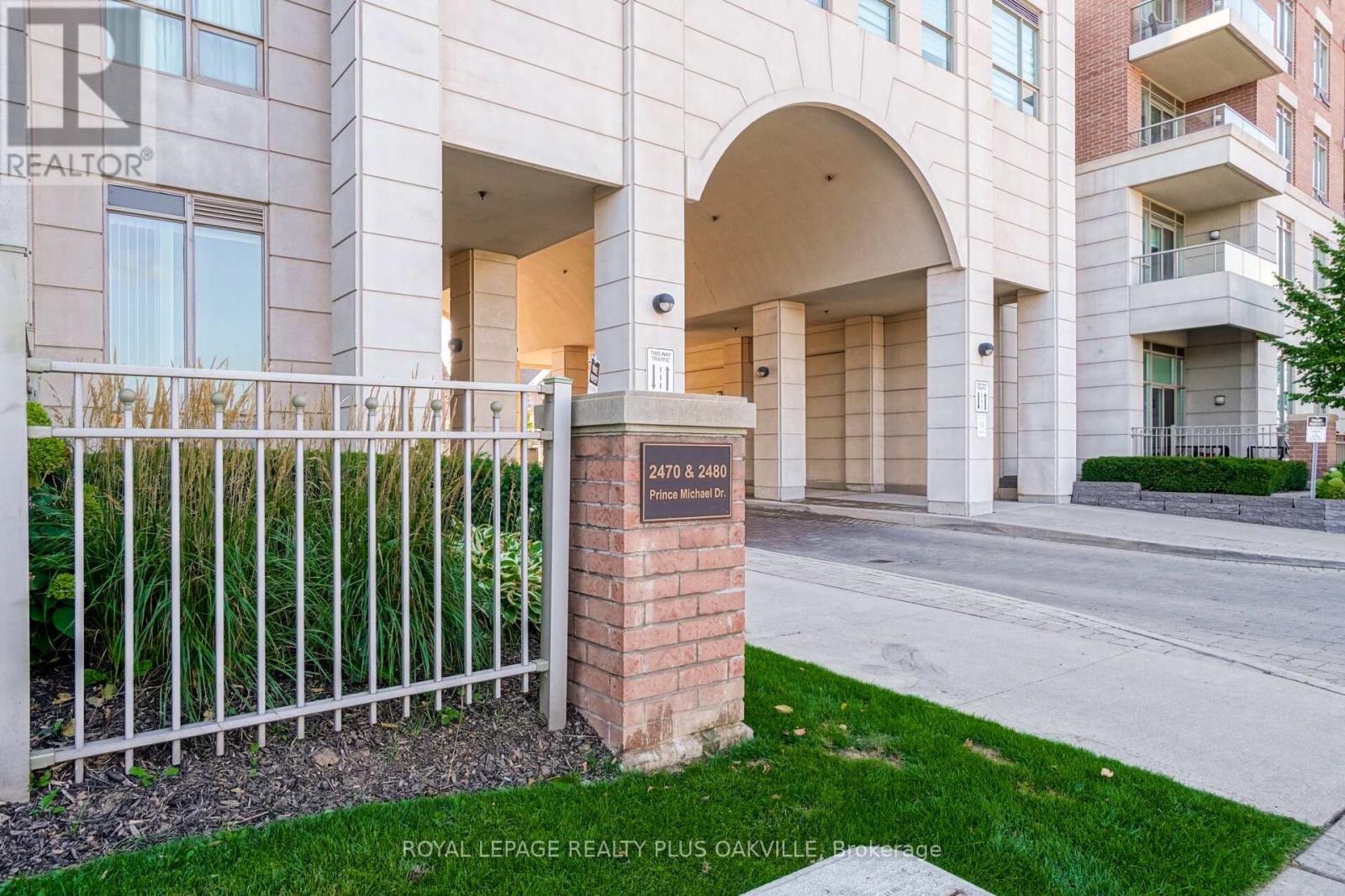 607 - 2470 Prince Michael Drive, Oakville, Ontario  L6H 0G9 - Photo 3 - W12779622