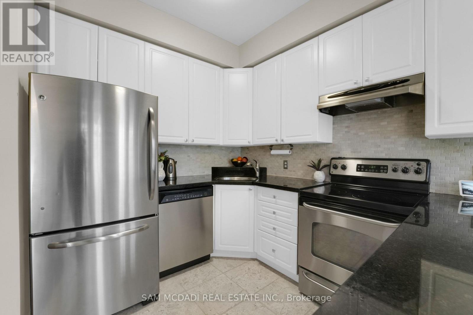 1 - 195 Grand Avenue, Toronto, Ontario  M8Y 3Y3 - Photo 11 - W12779672