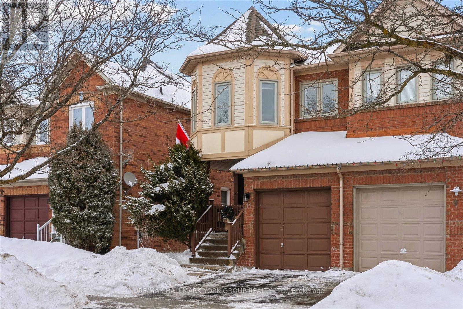 11 SNEDDEN AVENUE, Aurora, Ontario