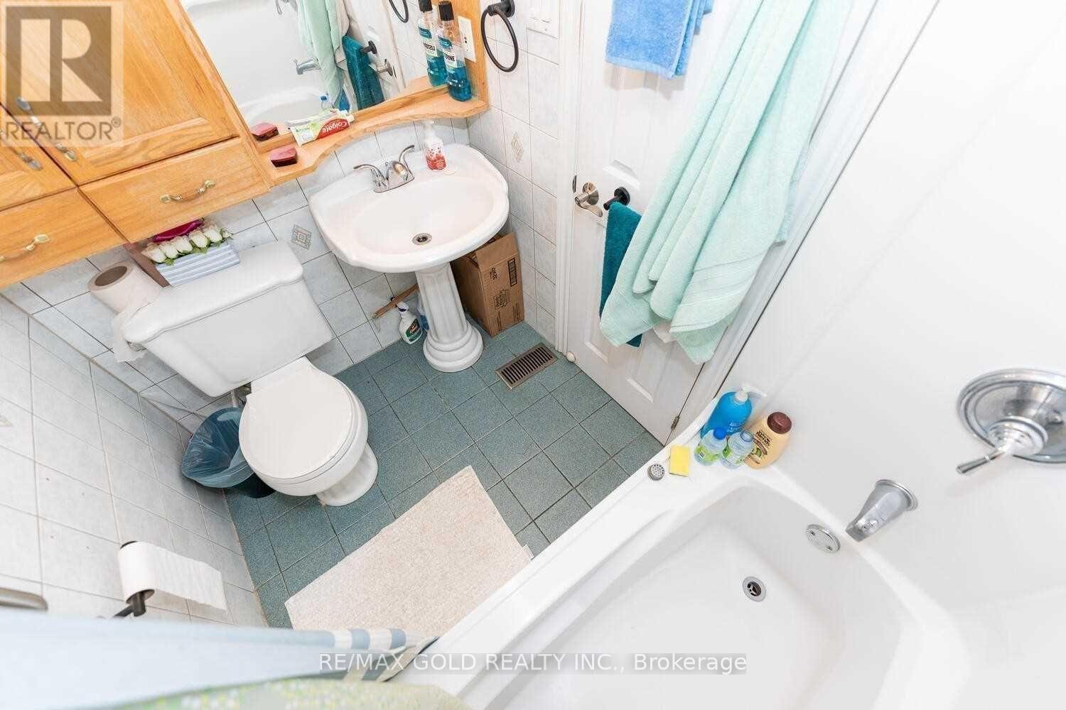 63 Newstead Crescent, Brampton, Ontario  L6V 2A8 - Photo 14 - W12779764