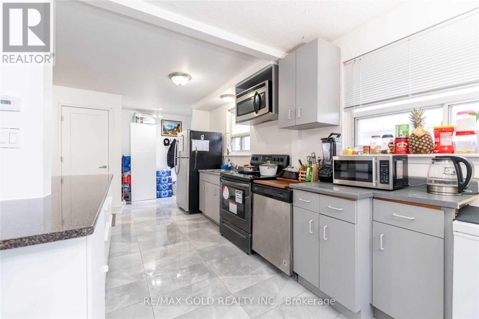 63 Newstead Crescent, Brampton, Ontario  L6V 2A8 - Photo 7 - W12779764