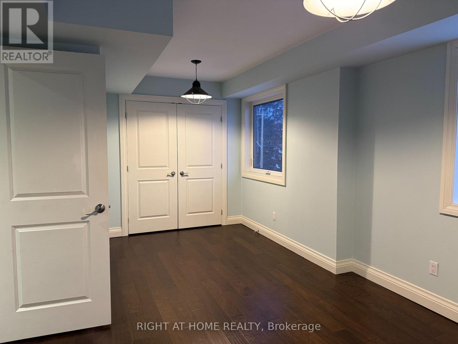 1090 Westmount Avenue, Mississauga, Ontario  L5E 1X7 - Photo 10 - W12779796