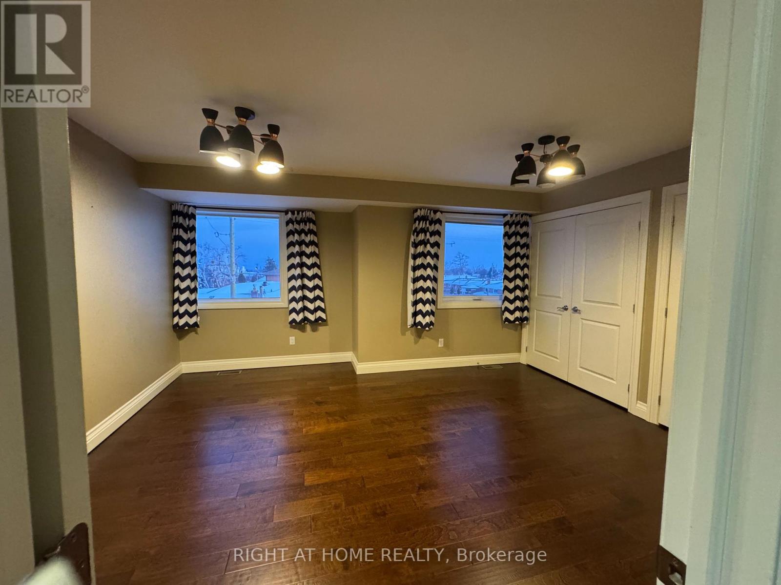 1090 Westmount Avenue, Mississauga, Ontario  L5E 1X7 - Photo 11 - W12779796