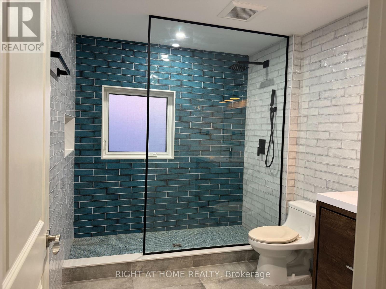 1090 Westmount Avenue, Mississauga, Ontario  L5E 1X7 - Photo 12 - W12779796