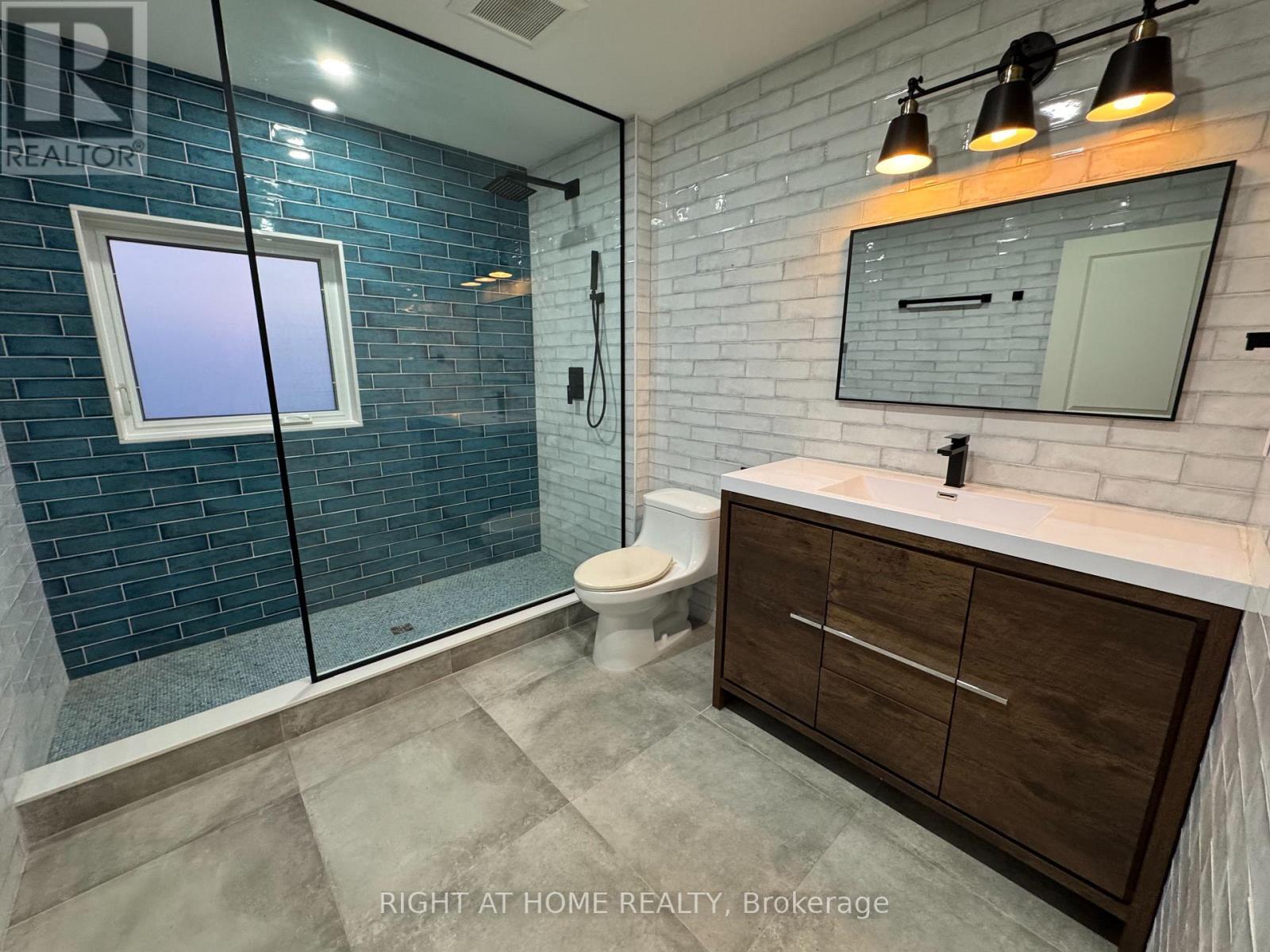 1090 Westmount Avenue, Mississauga, Ontario  L5E 1X7 - Photo 13 - W12779796