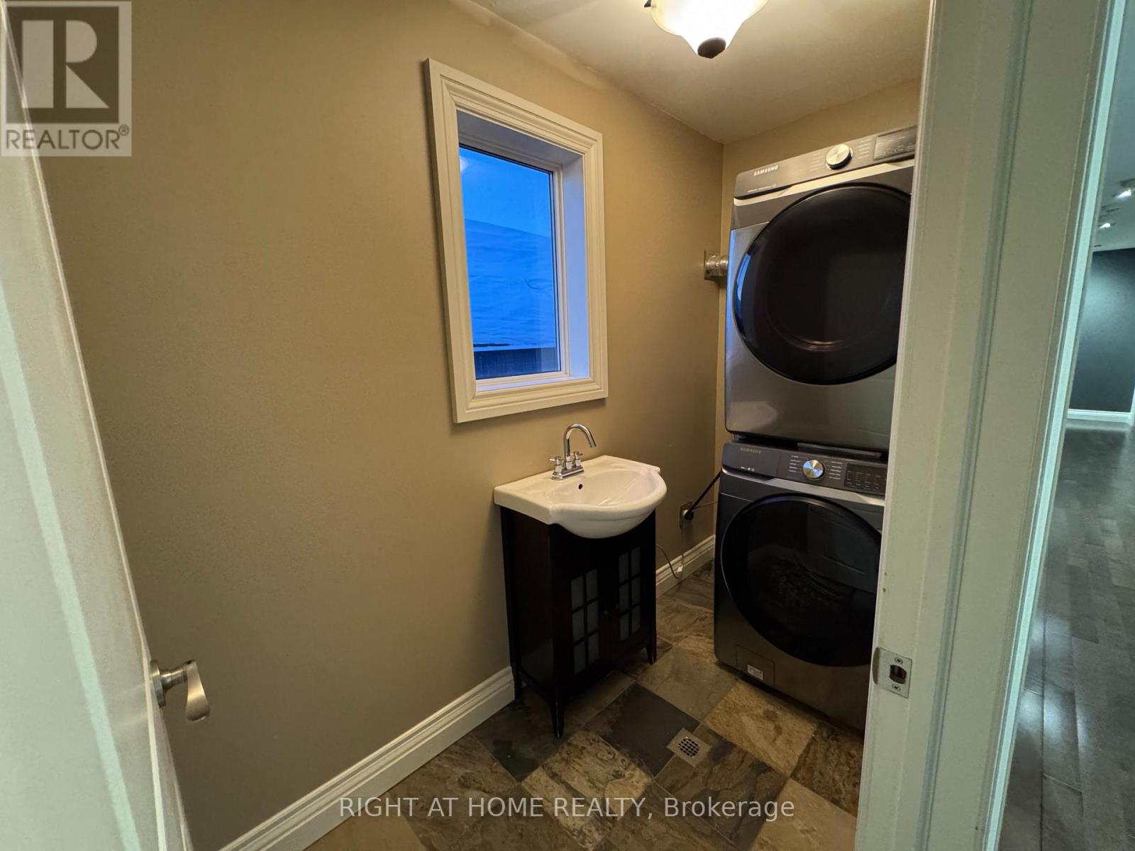 1090 Westmount Avenue, Mississauga, Ontario  L5E 1X7 - Photo 14 - W12779796