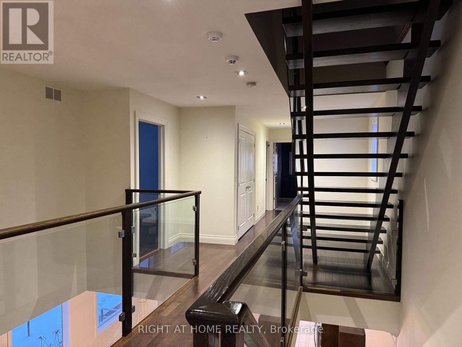 1090 Westmount Avenue, Mississauga, Ontario  L5E 1X7 - Photo 15 - W12779796