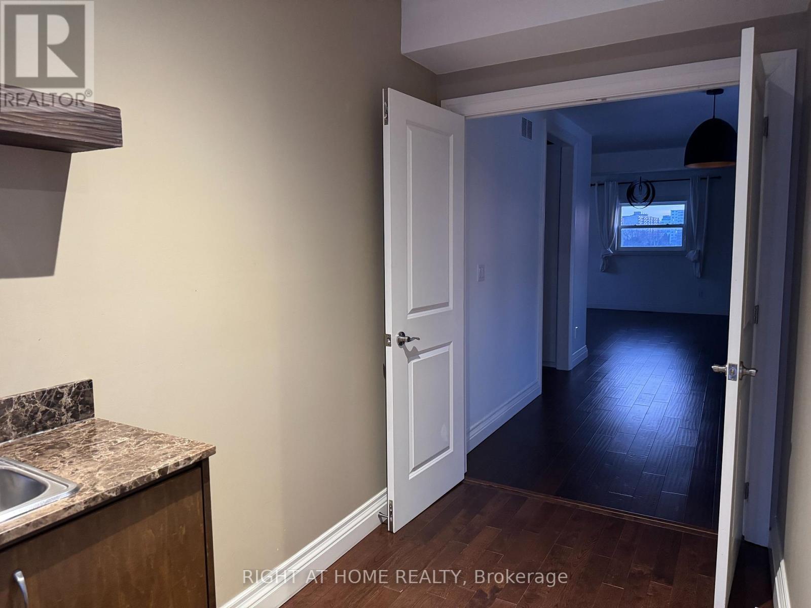 1090 Westmount Avenue, Mississauga, Ontario  L5E 1X7 - Photo 17 - W12779796