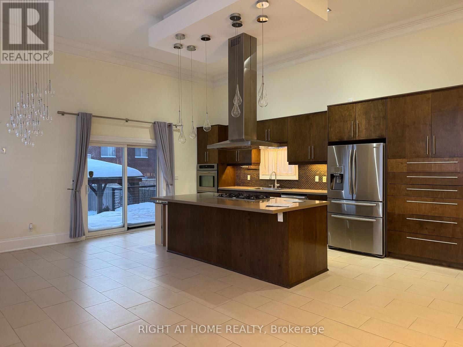 1090 Westmount Avenue, Mississauga, Ontario  L5E 1X7 - Photo 2 - W12779796