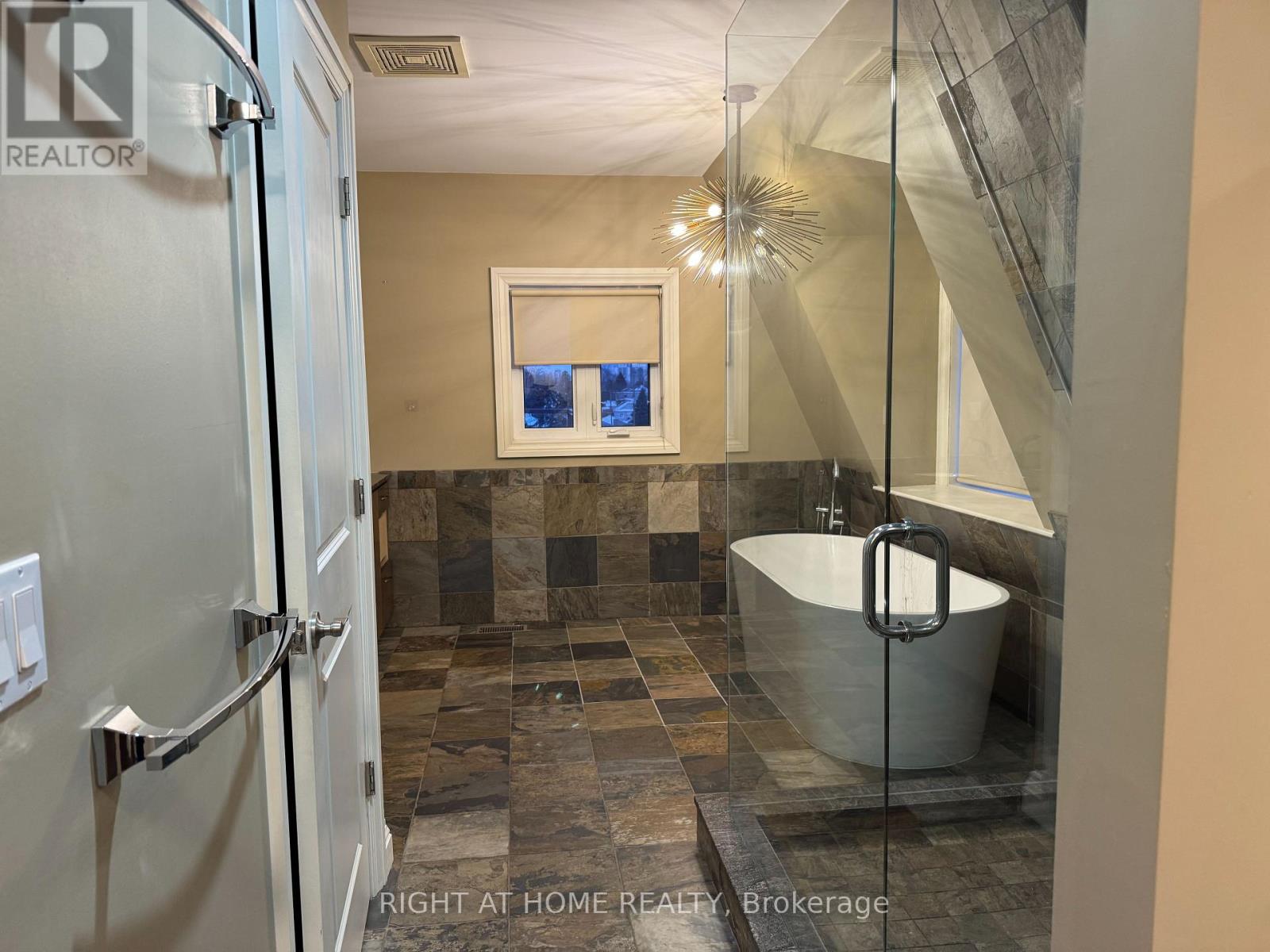 1090 Westmount Avenue, Mississauga, Ontario  L5E 1X7 - Photo 22 - W12779796