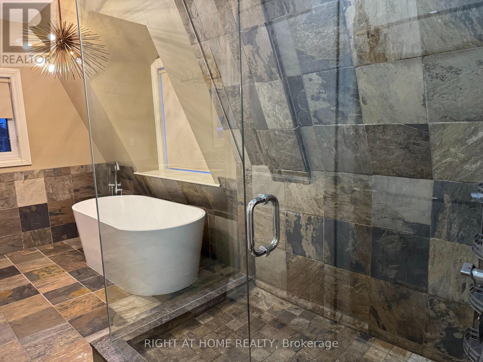 1090 Westmount Avenue, Mississauga, Ontario  L5E 1X7 - Photo 23 - W12779796